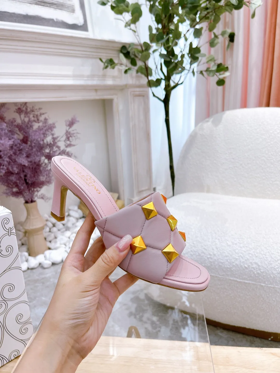 👟👟Ex-factory price 380👟👟 Genuine leather sole +40 Valentino.Valentino👑👑Rivets The latest series of the slippers counter, the highest version, perfect details, a very eye-catching catwalk series launched [strong][strong] V's popular rivet elements, luxurious and gorgeous! Various colors can be matched with beautiful clothes in spring and summer. There are many choices🎉🎉Exquisite and durable. It is copied at 1:1 of the original product. The upper foot is very pedicure-like. The key point is that it is very good and easy to control. It does not grind the feet and does not tire the feet. It is a walking artifact. The last shape is completely compared to the counter. The details are perfect. Without the original version, it would not be so exquisite! (Note! The heel shape and height are exclusively molded according to the original version, and are not randomly substituted by the market🐂) The color and texture of the fasteners are consistent with the original version! Fabric: Sheepskin Lining: Sheepskin lining 5 colors: off-white, black, bare, burgundy, pink Size: 34 to 41 (34, 40, 41, custom-made, non-refundable and non-exchangeable) Heel height: flat rubber bottom: genuine leather bottom: